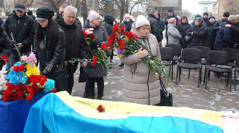 Навіки 55: Шосткинська громада попрощалася із прикордонником Віталієм Мацаком