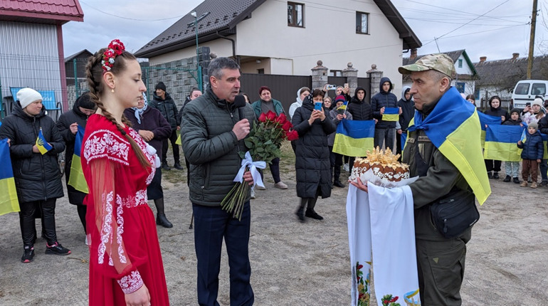 Майже два роки в неволі: на Сарненщині зустріли звільненого з полону бійця