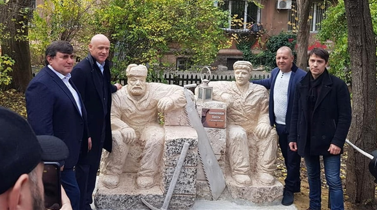 Біляївський скульптор Олександр Коваленко збудував в Одесі пам'ятник каменярам