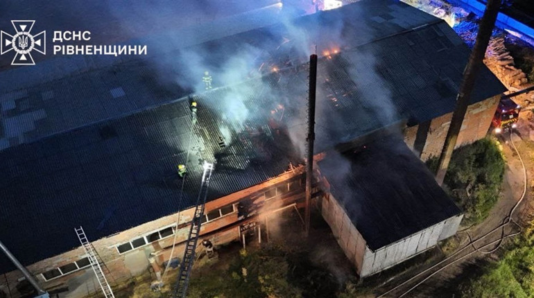 У Сарнах горіла будівля деревообробного цеху: що відомо