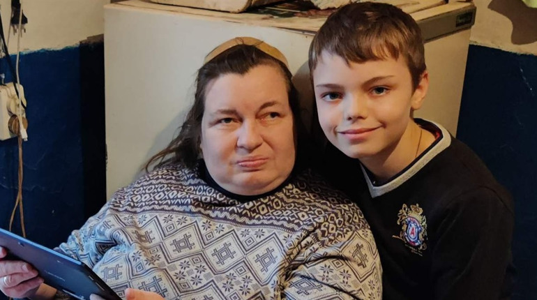 «Не вважаю себе не такою, як усі». Глухівська майстриня на візку вишиває складні картини