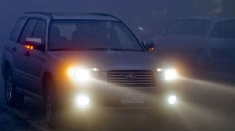 Відсьогодні за містом водії мають їздити з увімкненими фарами
