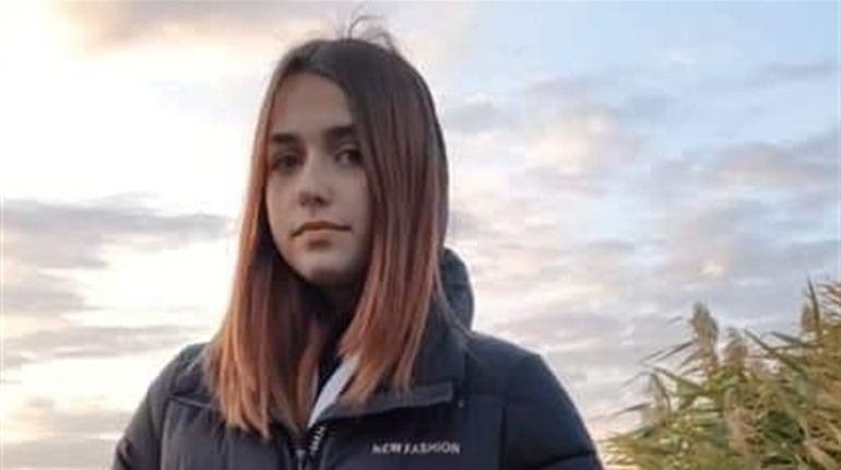 Пішла у невідомому напрямку: у Лозовій правоохоронці розшукують 15-річну дівчину 