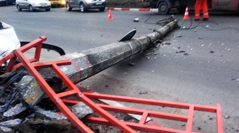 У Херсоні автівка знесла електроопору по вулиці Кедровського: змінили маршрут руху тролейбуса