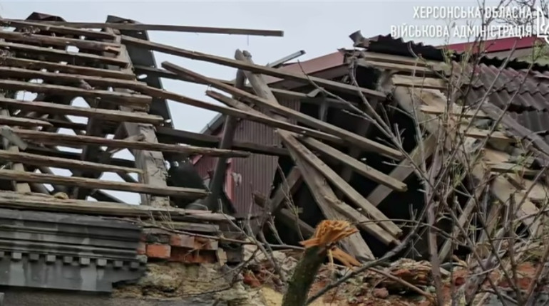 Окупанти влучили в торговий центр і дитсадок на Херсонщині, поранили 6 людей