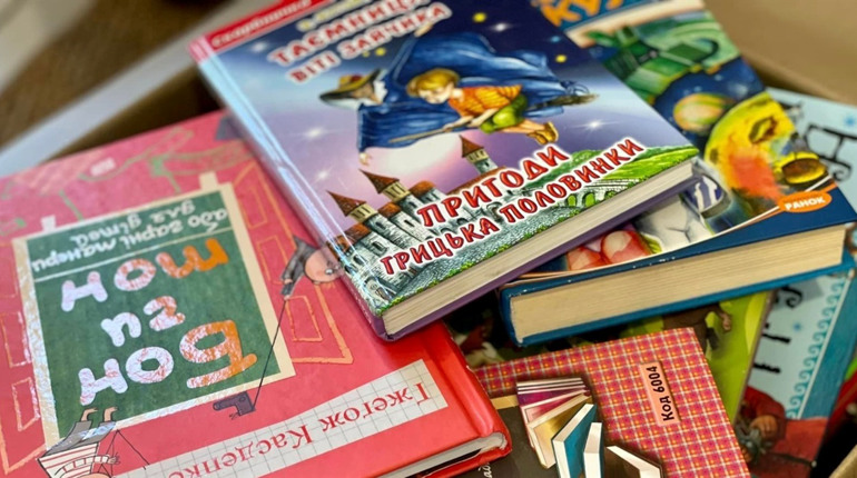 Молодіжна рада доправила зібрані книги до Польщі для вимушено переселених українців