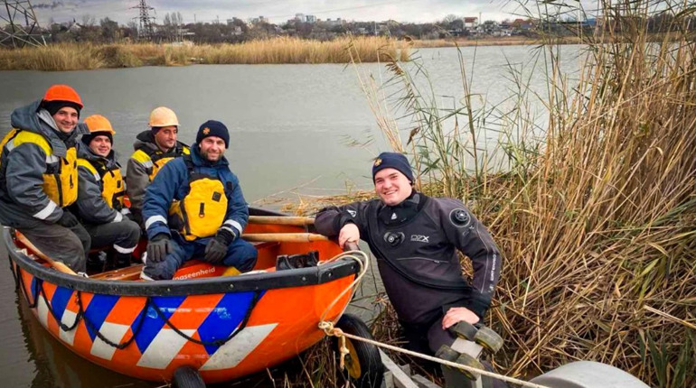 Через буревій високовольтні проводи довелось діставати водолазам з дна Куяльницького лиману