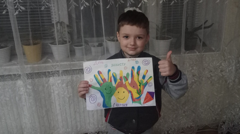 Попаснянська бібліотека підвела підсумки конкурсу фото-колажів і малюнків «Щасливе дитинство».