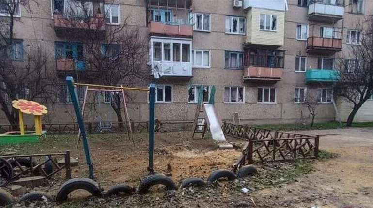У Кураховому власники пошкоджених обстрілами будинків можуть отримати шифер: деталі