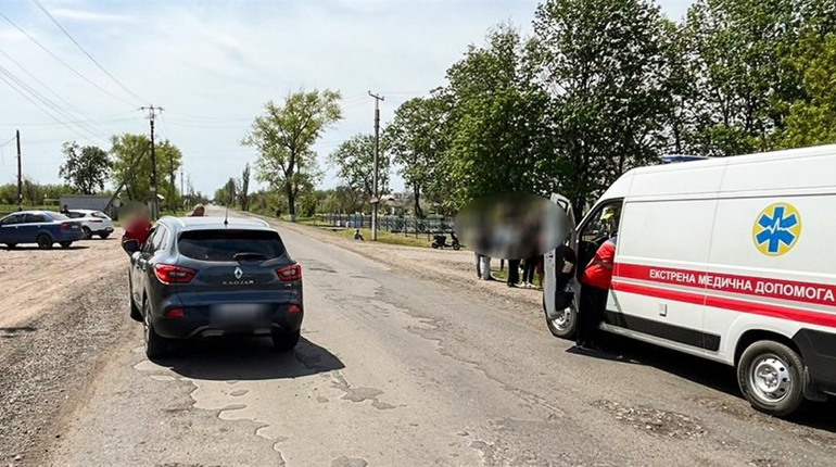 Трагедія на дорозі: у Первомайському районі під колесами легковика загинула жінка