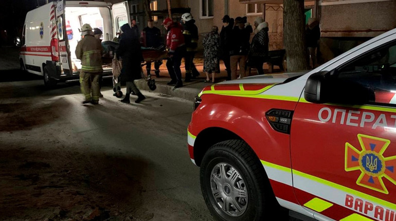 У Вараші рятувальники допомогли медикам транспортувати важкохвору жінку