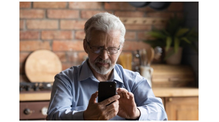 Навесні вакциновані українці віком 60+ отримають смартфон та пільговий тариф