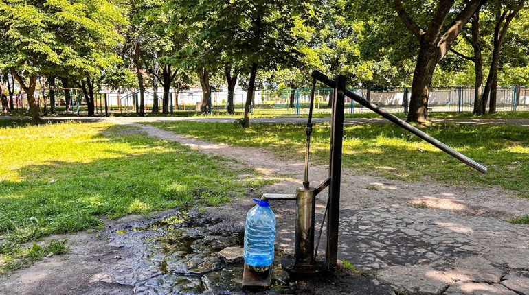 З яких пити, з яких — ні: у Сарнах перевірили громадські джерела води