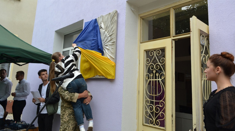 У Чорткові відкрили барельєф загиблому Герою Мармусу Василю