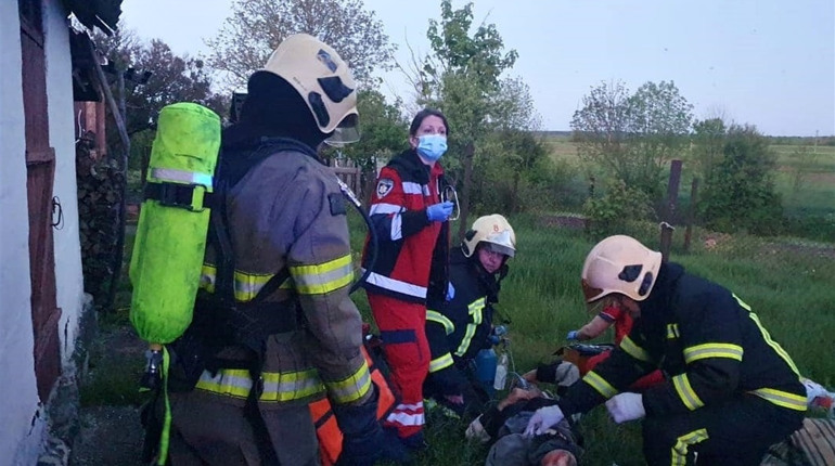 Рятували вдруге: у Сарнах горіла будівля, в якій перебував власник