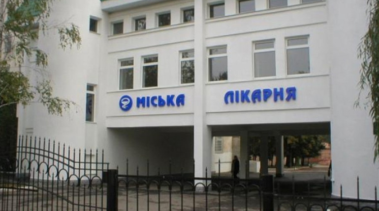 В Умані ремонтують перший поверх поліклініки: тимчасово вхід від травматологічного відділення