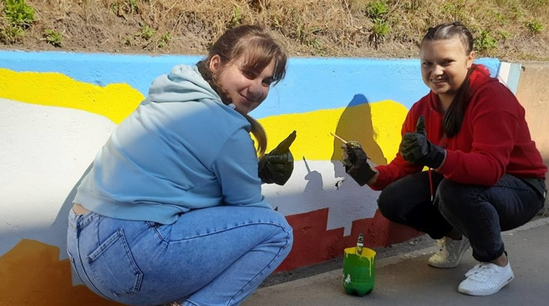 На глухівському стадіоні з‘явився ще один стінопис. Його намалювали школярки