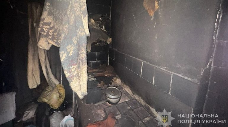 Секунди вирішували все: екіпаж поліції встиг витягти чоловіка з пастки у власному домі у Шостці