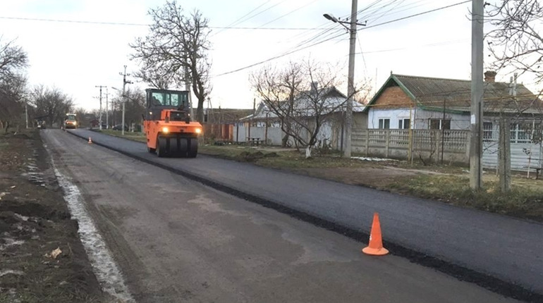 В Біляївці на ділянці вулиці Миру тимчасово перекриють рух транспорту: триває ремонт дороги
