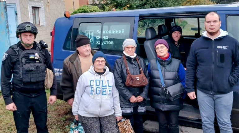 На Харківщині поліцейські евакуюють людей і рятують постраждалих після обстрілів