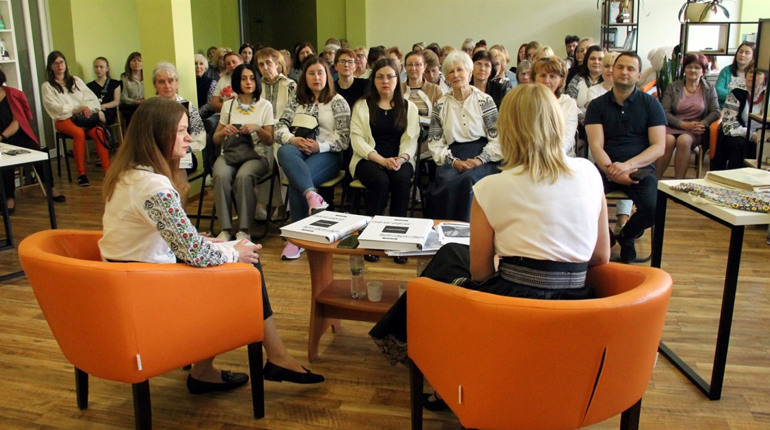 Представлення книги Віри Чипурко «Чорноцвіт» у Червонограді відбулося з аншлагом
