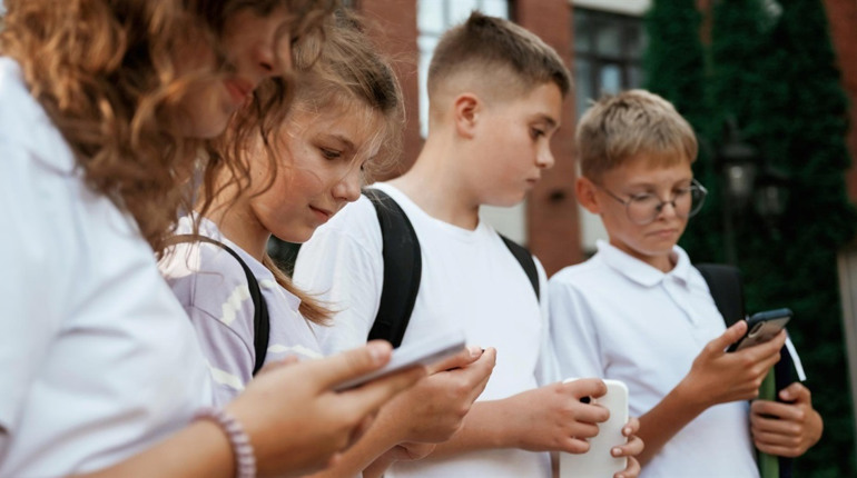 У Раді пропонують заборонити смартфони та інші гаджети на уроках у школах