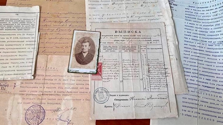 Київська митниця знайшла артефакт херсонського фотоательє минулого століття: все вилучили