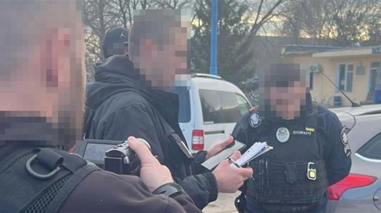 Патрульний на Одещині вимагав гроші у перевізників зерна: тариф 400 доларів