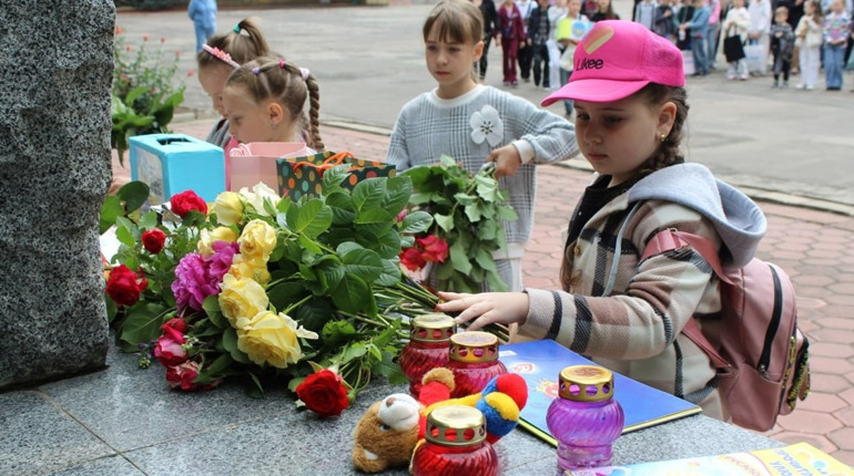 Дзвіночки, янголи та хвилина мовчання: у Біляївці вшанували пам’ять дітей, загиблих через агресію РФ