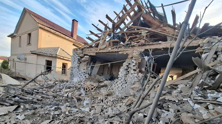 На Херсонщині окупанти завдали ударів по критичній та соціальній інфраструктурі, житлових кварталах