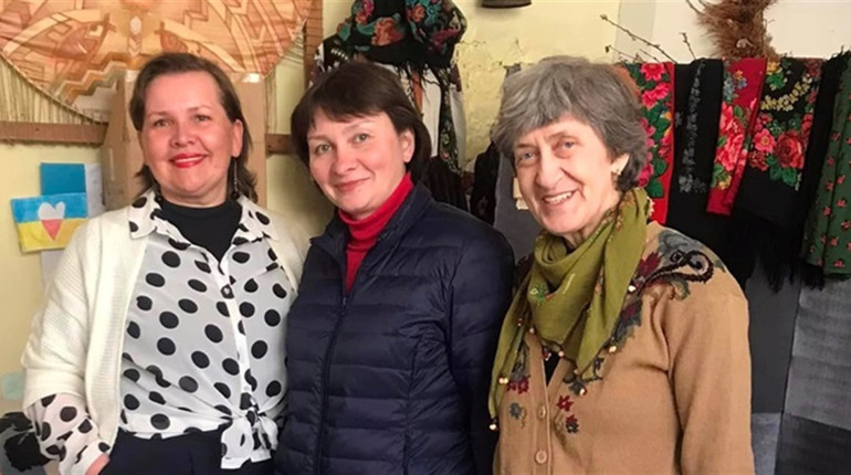 Калуські майстрині вишиванок для немовлят відправлять свої роботи у пологовий будинок Дніпра