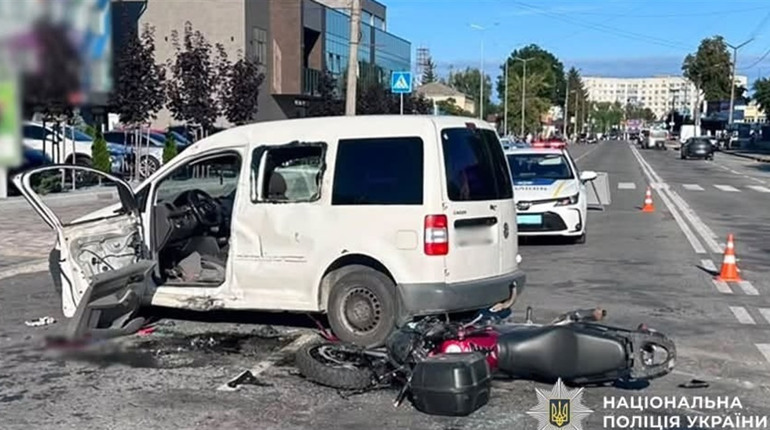 Трагедія на дорозі у Звягелі: мотоцикліст загинув, а водійку автівки госпіталізували