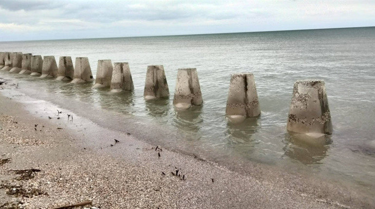 У нацпарку на Одещині шторм руйнує тетраподи, встановлені як оборонні споруди