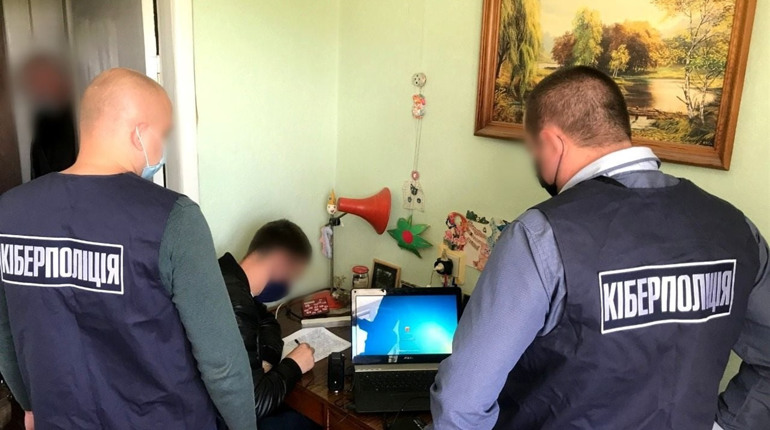 Айтишник у Херсоні розповсюджував дитячу порнографію: зберігав вдома сотні відео