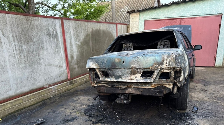 У Біляївці чоловік підпалив авто рідного брата: поліція затримала зловмисника