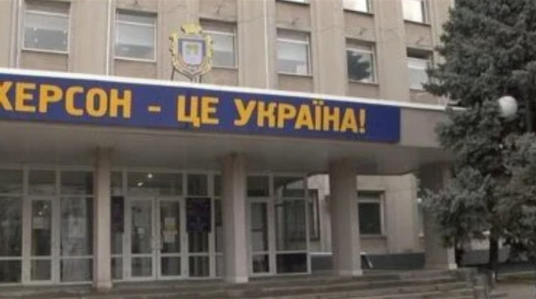 У Херсоні ворог вдарив по скупченню людей, які прийшли по допомогу від влади