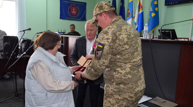 У Біляївці родинам загиблих захисників вручили ордени «За мужність»