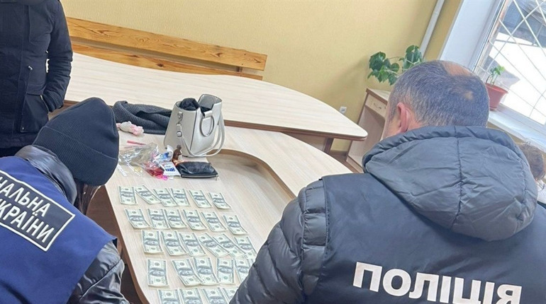 3 000 доларів за ухилення від мобілізації: на Сумщині затримали працівницю військкомату
