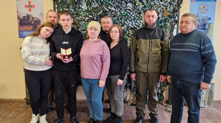«Хотів, аби дідусь тримав цю нагороду»: орден «За мужність» вручили онуку захисника Сергія Тємнікова