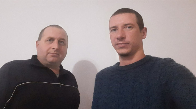 Куми з Нападівки створюють саморобні дровоколи