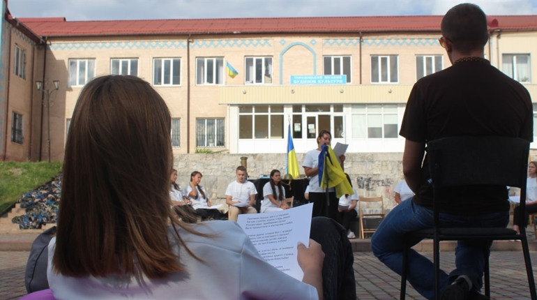 Слово і зброя. Городоччани просто неба слухали вірші Леся Курбаса, Ліни Костенко та сучасних авторів