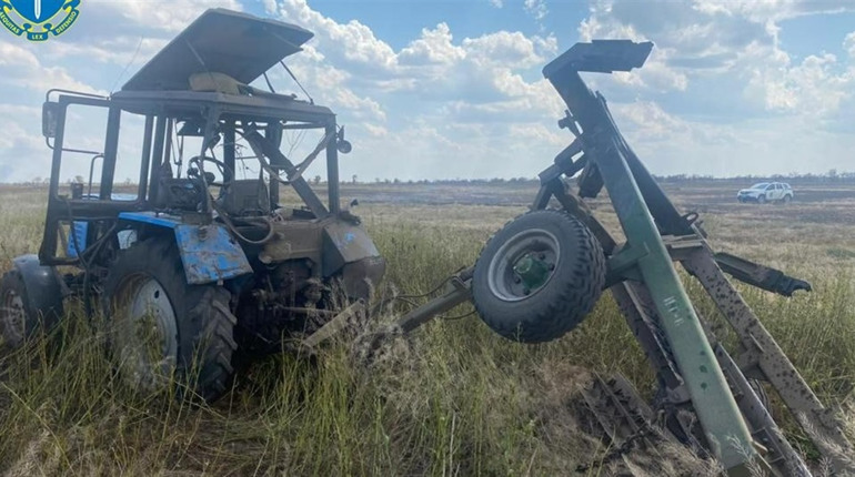 На Херсонщині на ворожій міні підірвався трактор, водій отримав численні поранення