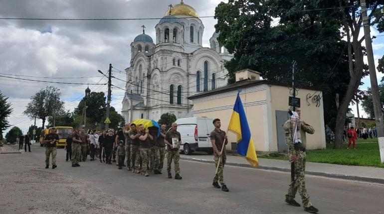 У Глухові прощаються із загиблим на фронті воїном Олександром Єрмоленком