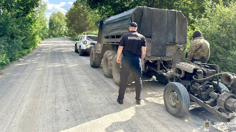 У Сарненському районі на видобутку бурштину в лісі спіймали місцевого