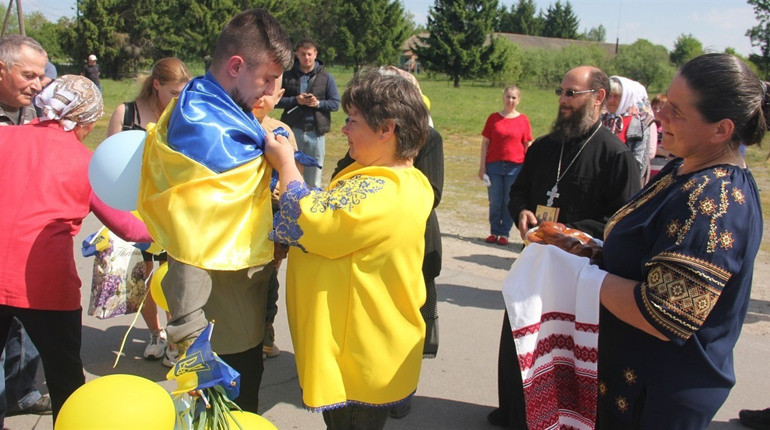 Спасибі, сину, що повернувся: у Жигалівці зустріли воїна, який повернувся з ворожого полону