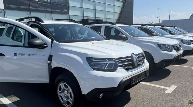 На потреби Куп’янської громади передали спеціалізований автомобіль та позашляховик