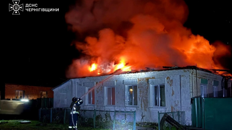 Росіяни знову атакували Чернігівщину: у Семенівці дрон поцілив у житловий будинок, є пожежа