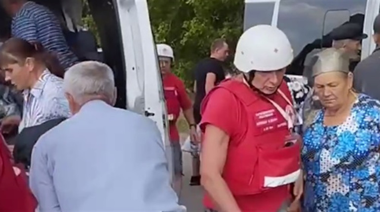 Евакуація з-під обстрілів. Волонтери розказали історії порятунку жителів прикордоння Глухівщини