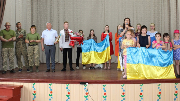 На концерті Олени Білоконь у Ташані дітям вручили премії за навчання, а воїнам – необхідну техніку