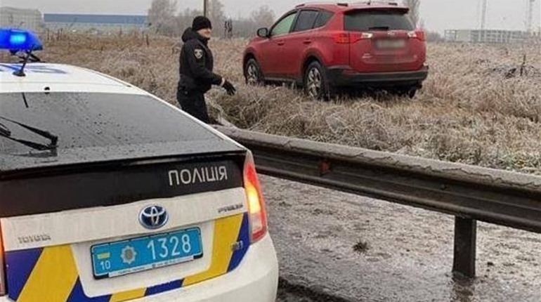 Побили та пограбували: у Кожанці двоє чоловіків напали на сім'ю у їхньому будинку